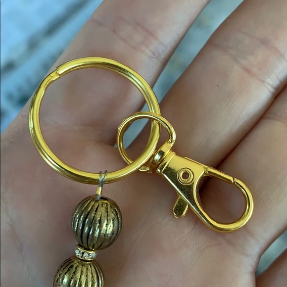 Gold beaded handmade keychain - Picture 6 of 10